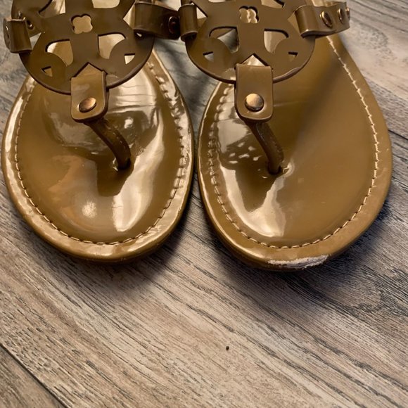 PIERRE DUMAS WOMEN'S LIMIT-20 MEDALLION FLIP FLOP SANDALS MOCHA 7.5 - Picture 5 of 8